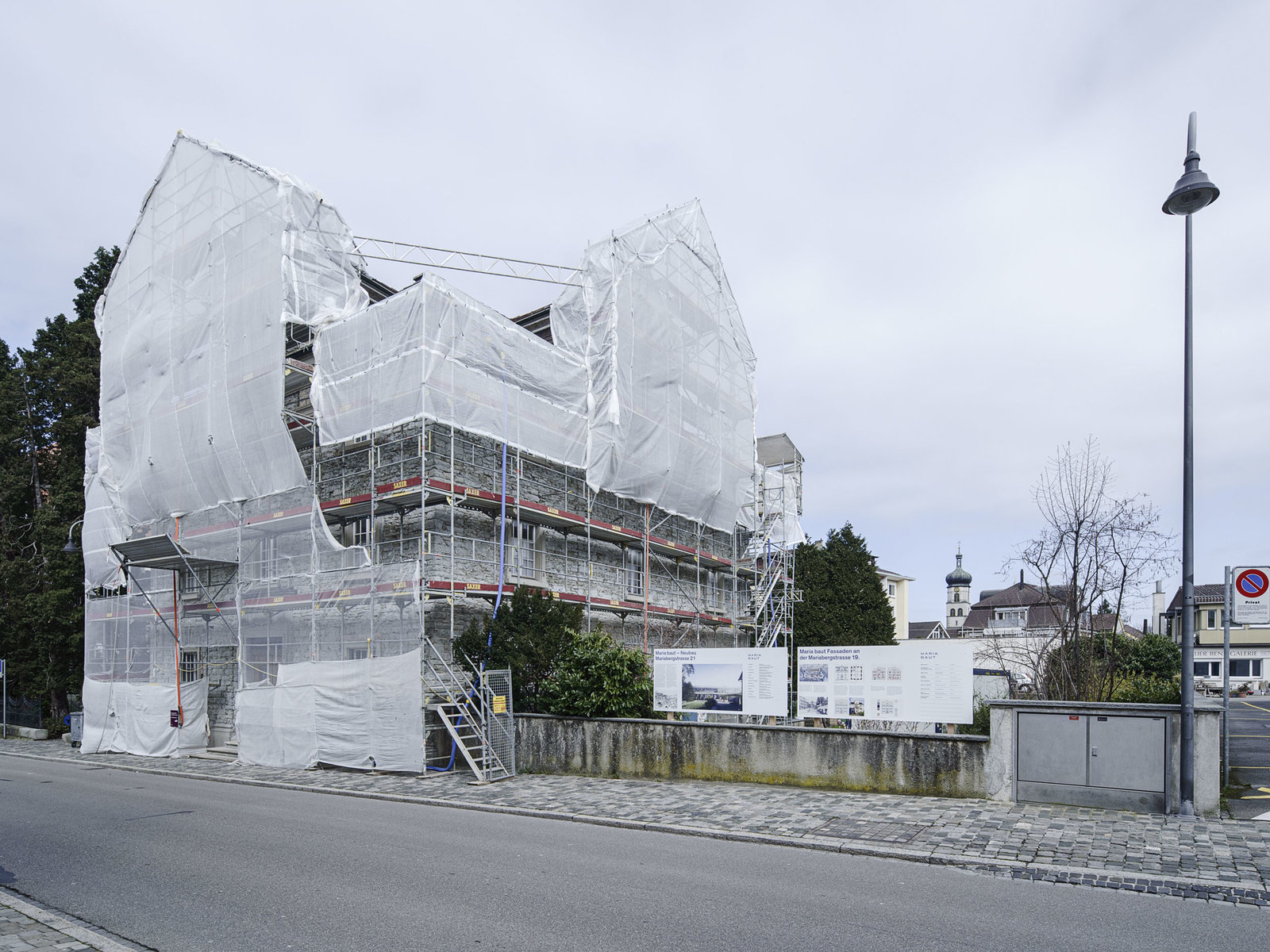 Bautafel der Maria baut